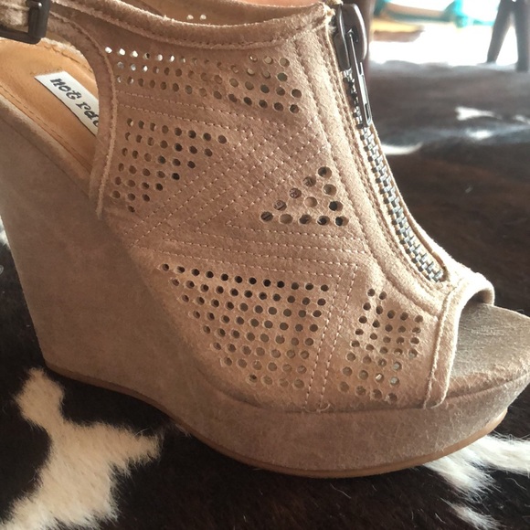 Not Rated Wedges - Picture 5 of 6